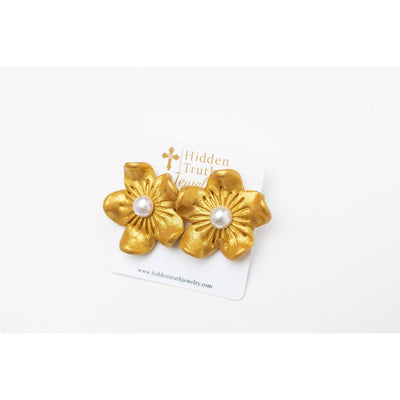 Gardenia Pearl Studs