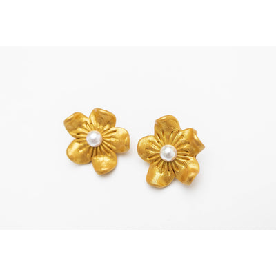 Gardenia Pearl Studs