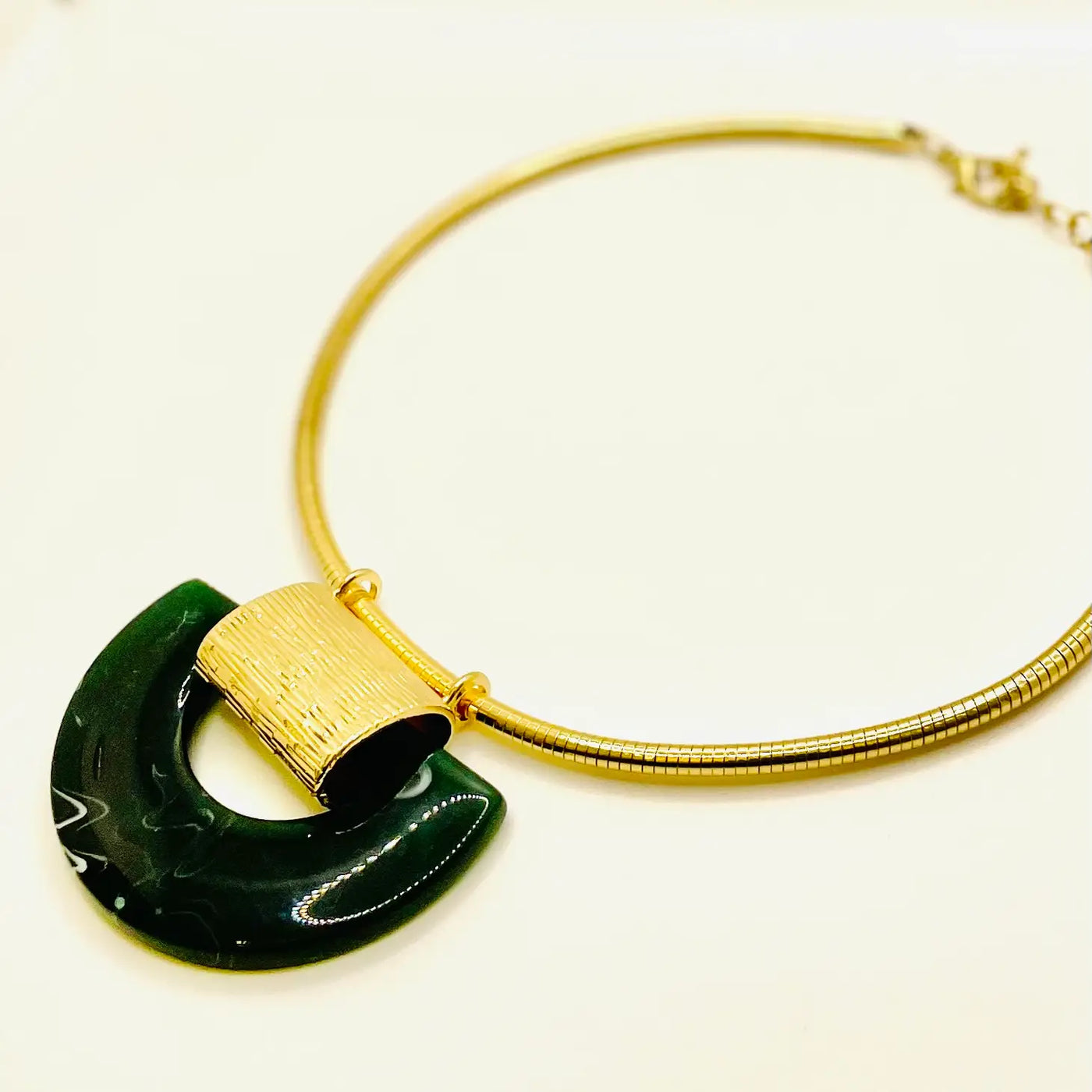 Serpentine Collar Necklace With Pendant