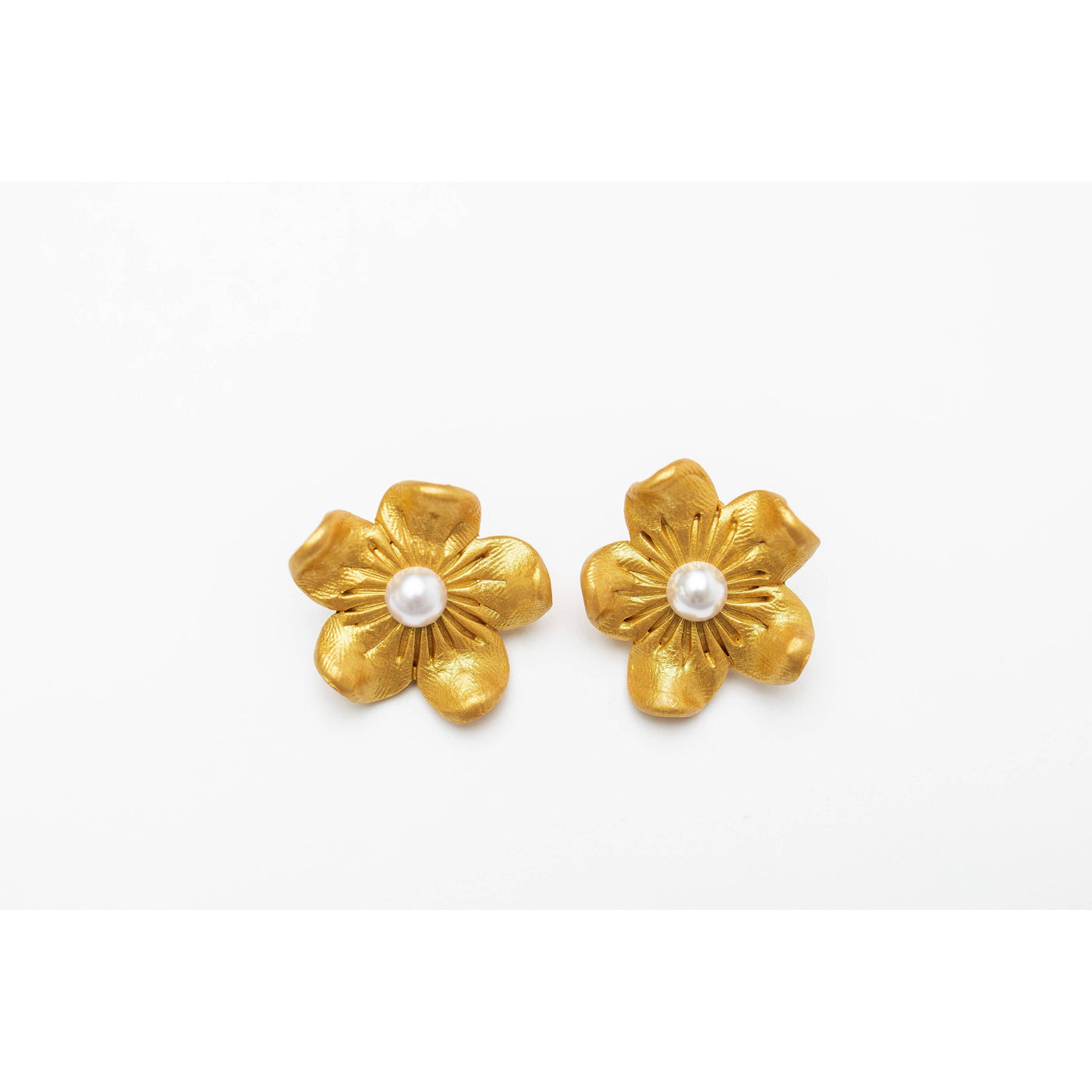 Gardenia Pearl Studs